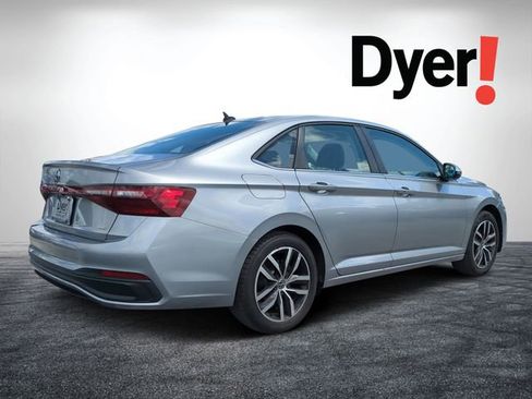 Used 2025 Volkswagen Jetta SE FWD image 3