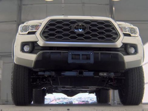 Used 2022 Toyota Tacoma TRD Off-Road AWD/4WD image 3