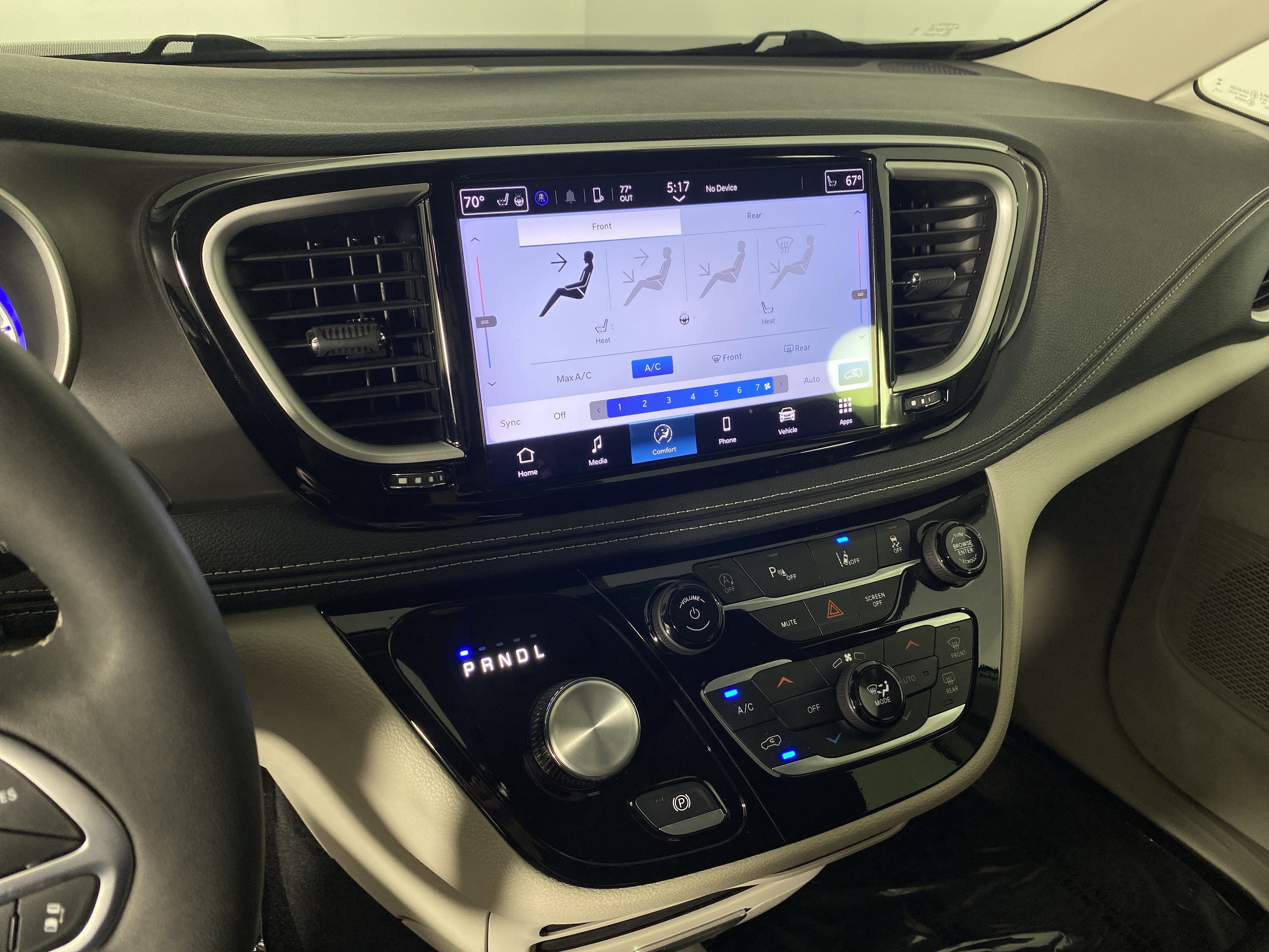 Used 2024 Chrysler Pacifica Touring-L AWD/4WD image 27