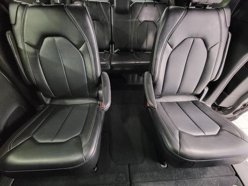 Used 2025 Chrysler Pacifica Select image 21