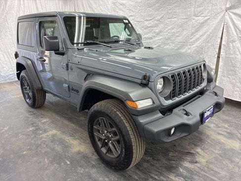 Used 2025 Jeep Wrangler Sport AWD/4WD image 4