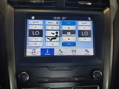 Used 2019 Ford Fusion SE FWD image 25