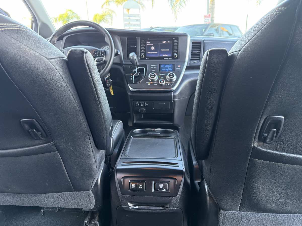 Used 2018 Toyota Sienna SE FWD image 32