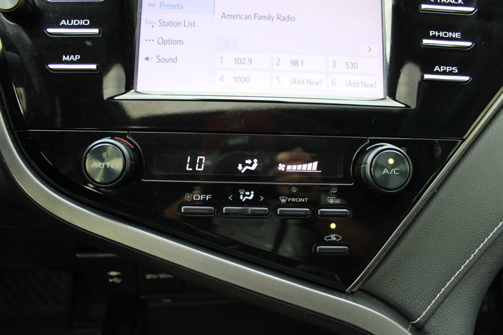Used 2019 Toyota Camry SE w/ Convenience Package FWD image 17