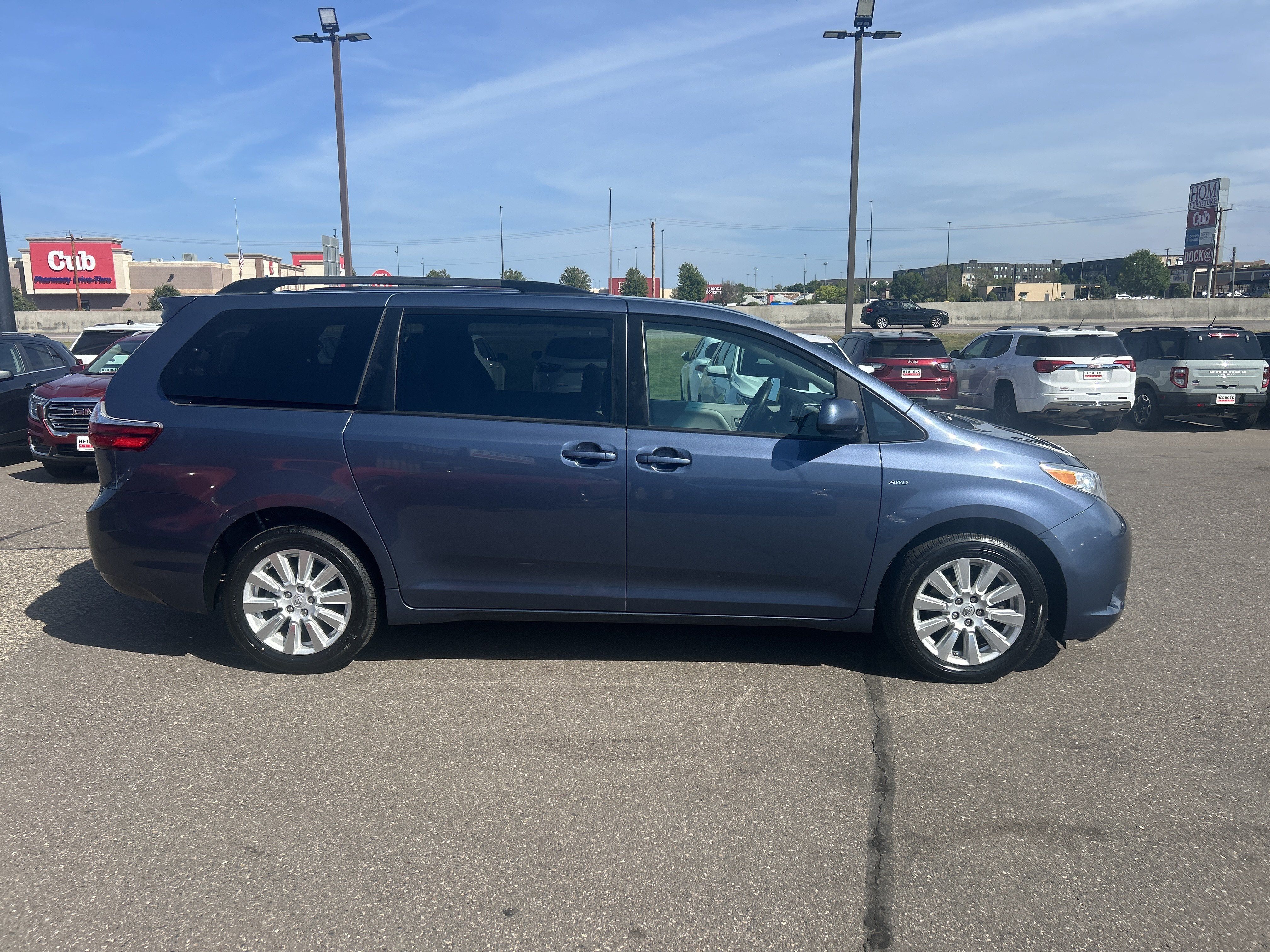 Used 2017 Toyota Sienna LE AWD/4WD image 2
