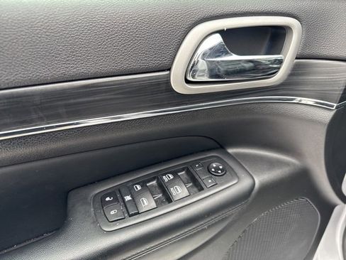 Used 2021 Jeep Grand Cherokee Limited image 16