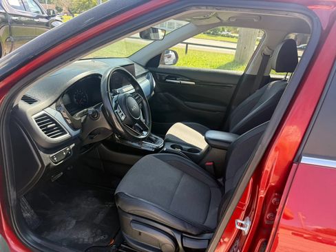 Used 2023 Kia Seltos S w/ Navigation Package FWD image 4