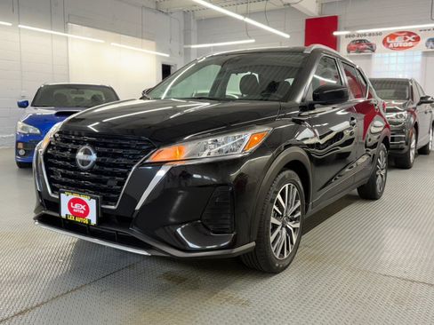Used 2022 Nissan Kicks SV FWD image 3