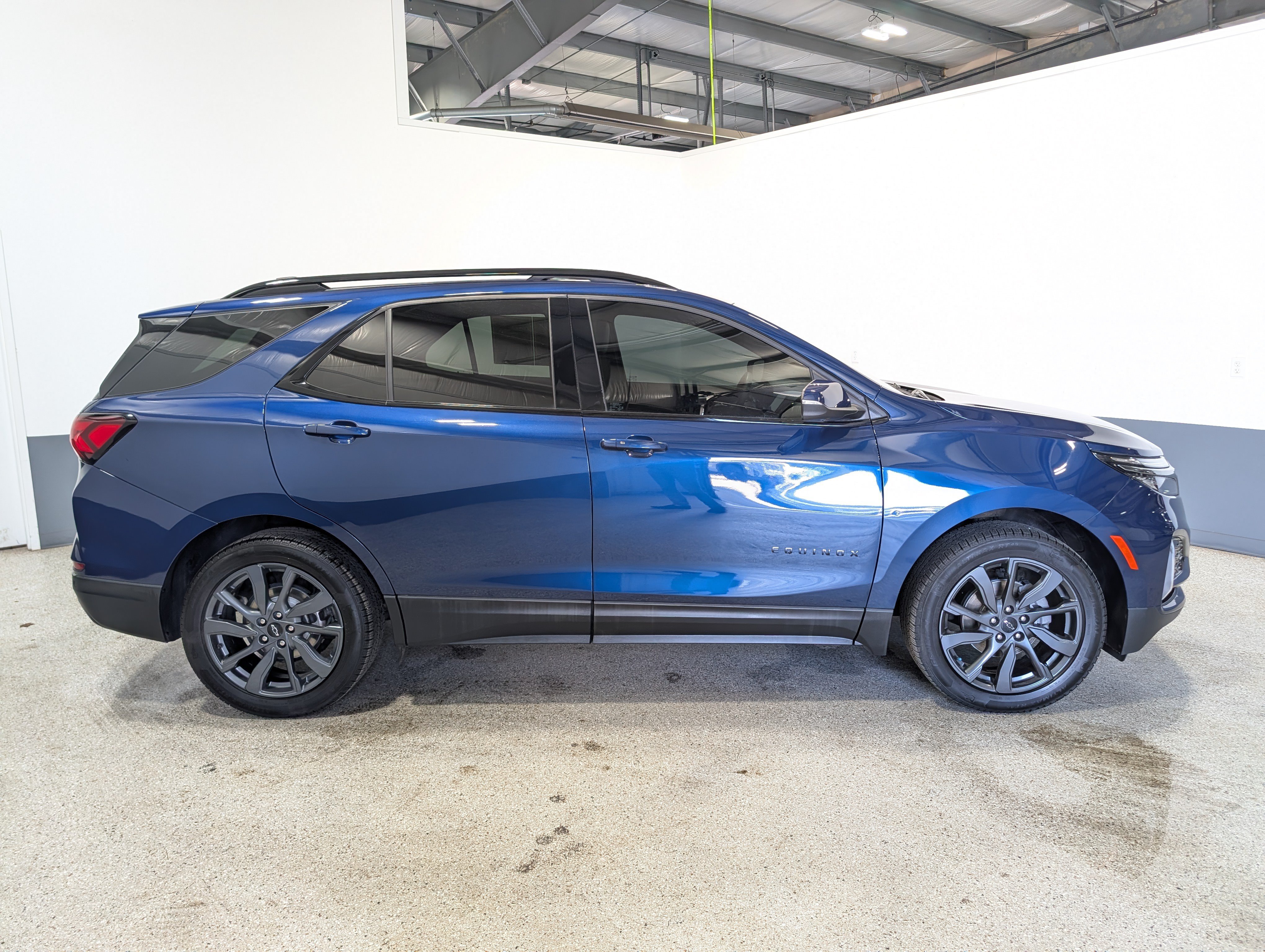 Used 2022 Chevrolet Equinox RS w/ RS Leather Package AWD/4WD image 2