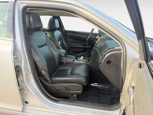 Used 2020 Chrysler 300 Limited RWD image 24