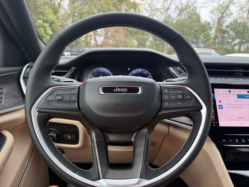 New 2026 Jeep Grand Cherokee Limited w/ Luxury Tech Group II RWD image 21