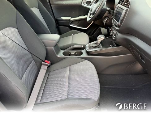 Used 2025 Kia Soul LX w/ LX Technology Package FWD image 13