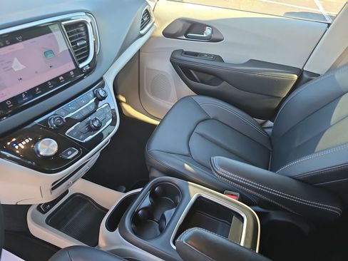Used 2024 Chrysler Pacifica Touring-L FWD image 25