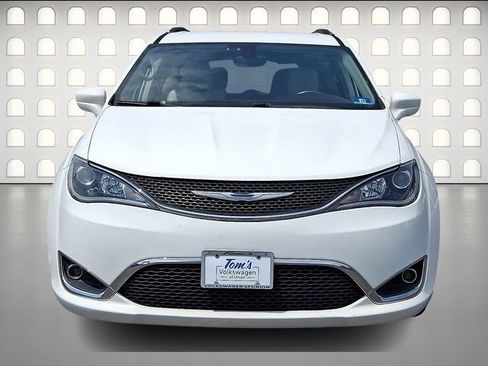 Used 2018 Chrysler Pacifica Touring-L FWD image 2