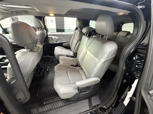 Used 2026 Toyota Sienna XLE FWD image 22