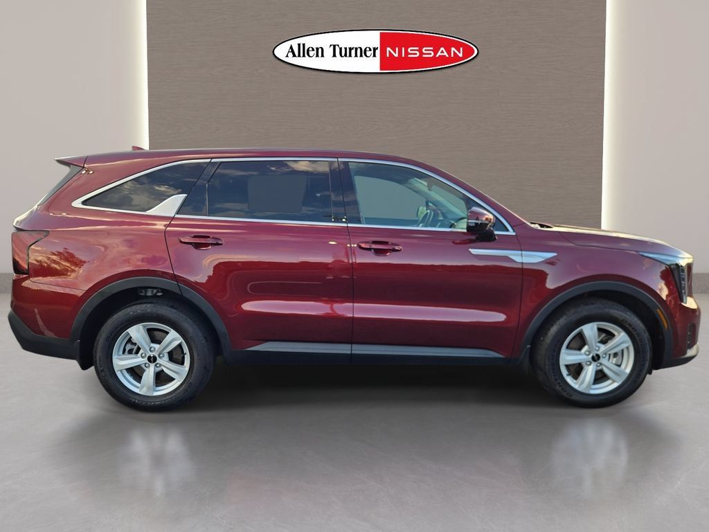 Used 2025 Kia Sorento LX FWD image 6