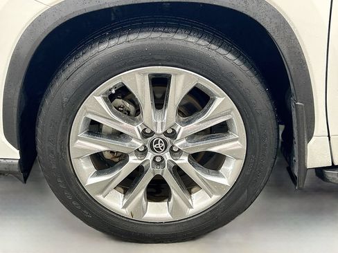 Used 2023 Toyota Highlander Limited FWD image 30