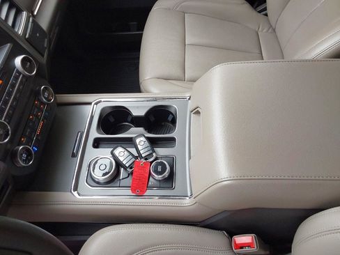 Used 2019 Ford Expedition XLT w/ Equipment Group 202A AWD/4WD image 15