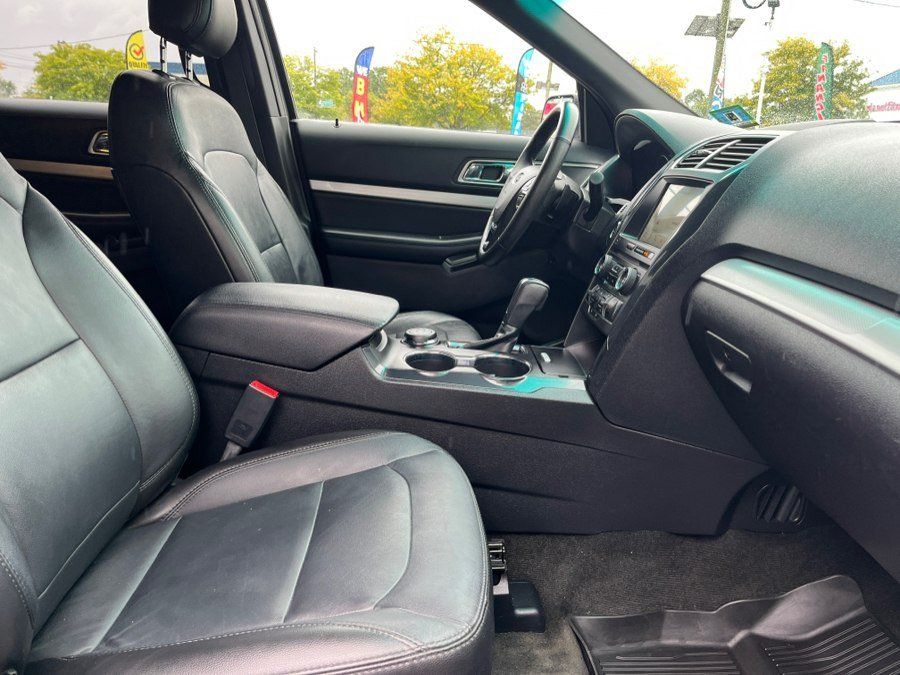 Used 2017 Ford Explorer XLT w/ Equipment Group 202A AWD/4WD image 26