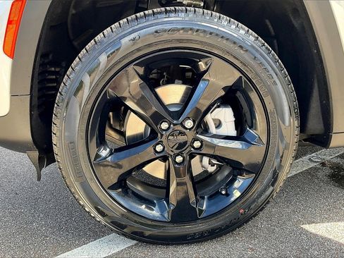 New 2025 Jeep Grand Cherokee Limited w/ Black Appearance Package image 12