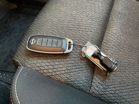 Used 2025 Nissan Rogue SV image 21