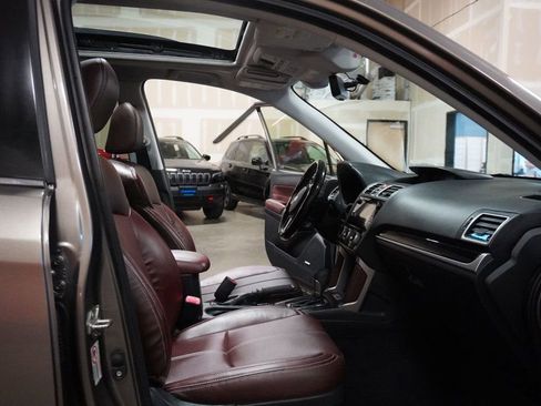 Used 2017 Subaru Forester 2.5i Touring AWD/4WD image 7