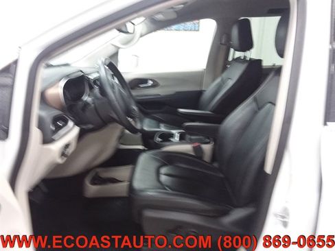 Used 2018 Chrysler Pacifica Touring-L image 10