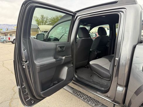 Used 2022 Toyota Tacoma TRD Sport w/ Technology Package AWD/4WD image 34