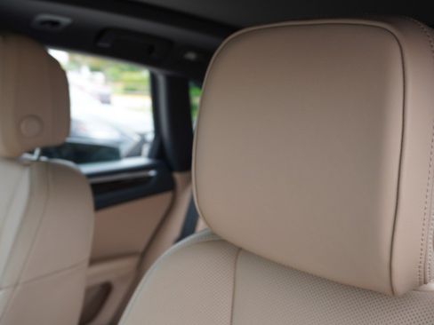 Used 2025 Porsche Macan AWD/4WD image 26