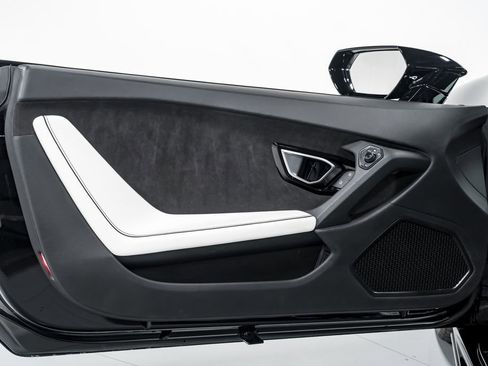 Used 2020 Lamborghini Huracan EVO RWD image 9