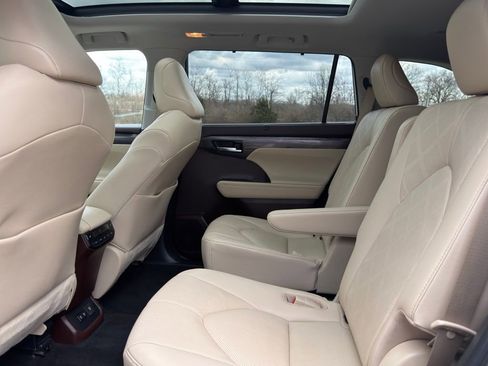 Used 2021 Toyota Highlander Platinum image 29