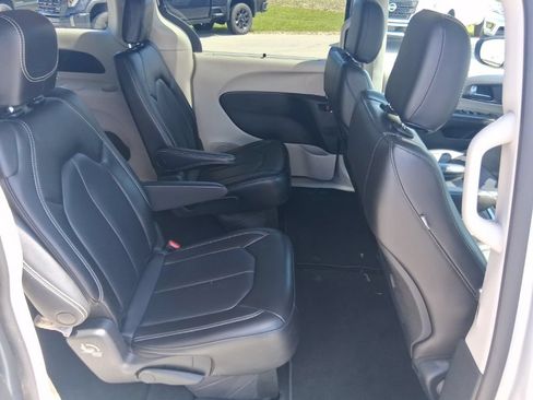 Used 2023 Chrysler Pacifica Touring-L FWD image 29