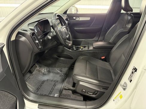 Used 2020 Volvo XC40 T5 Momentum w/ Premium Package image 12