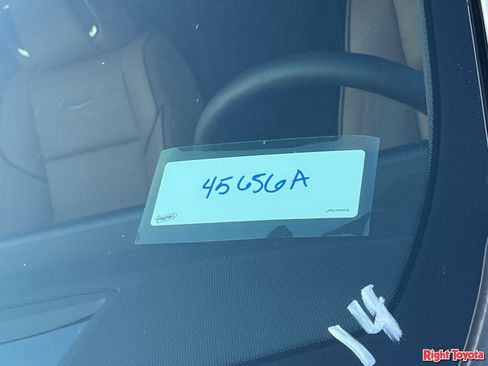 Used 2025 Cadillac Escalade ESV Premium Luxury AWD/4WD image 11