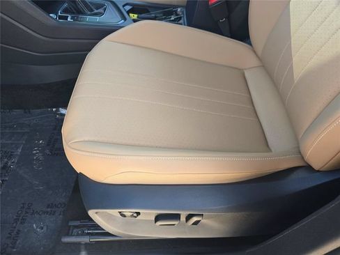 Used 2024 Volkswagen Tiguan SE FWD image 15