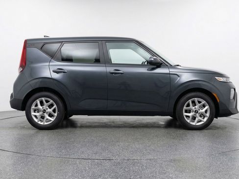 Used 2025 Kia Soul LX w/ LX Technology Package FWD image 11