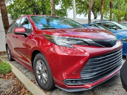 Used 2021 Toyota Sienna LE w/ LE Plus Package image 1