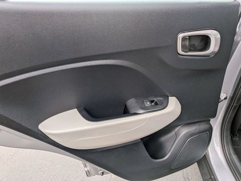 Used 2025 Hyundai Venue SEL FWD image 25
