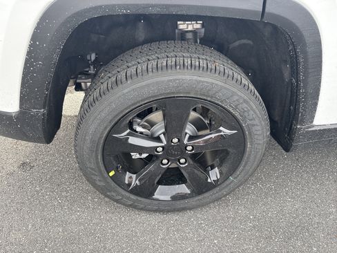 New 2025 Jeep Grand Cherokee Altitude image 7