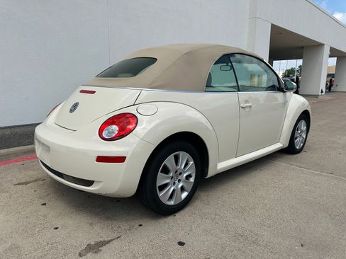 Used 2010 Volkswagen Beetle Final Edition FWD image 7