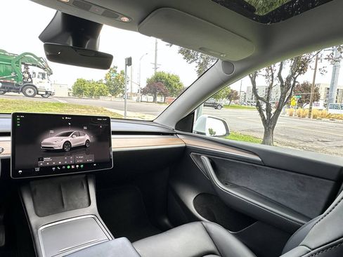 Used 2025 Tesla Model Y Long Range AWD/4WD image 32