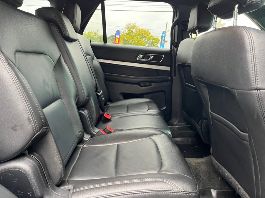 Used 2017 Ford Explorer XLT w/ Equipment Group 202A AWD/4WD image 27
