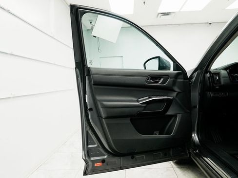 Used 2025 Nissan Pathfinder SV image 17