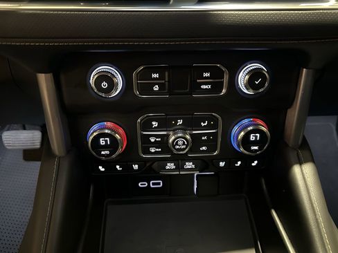 Used 2023 GMC Yukon SLT image 32