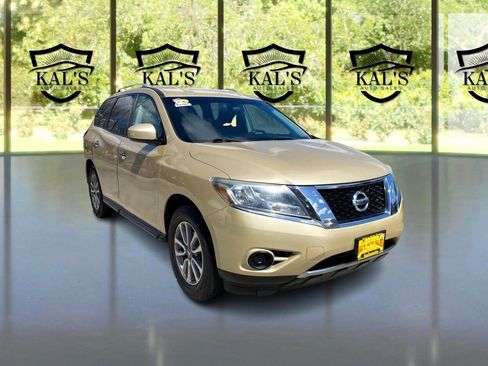 Used 2013 Nissan Pathfinder SV image 3