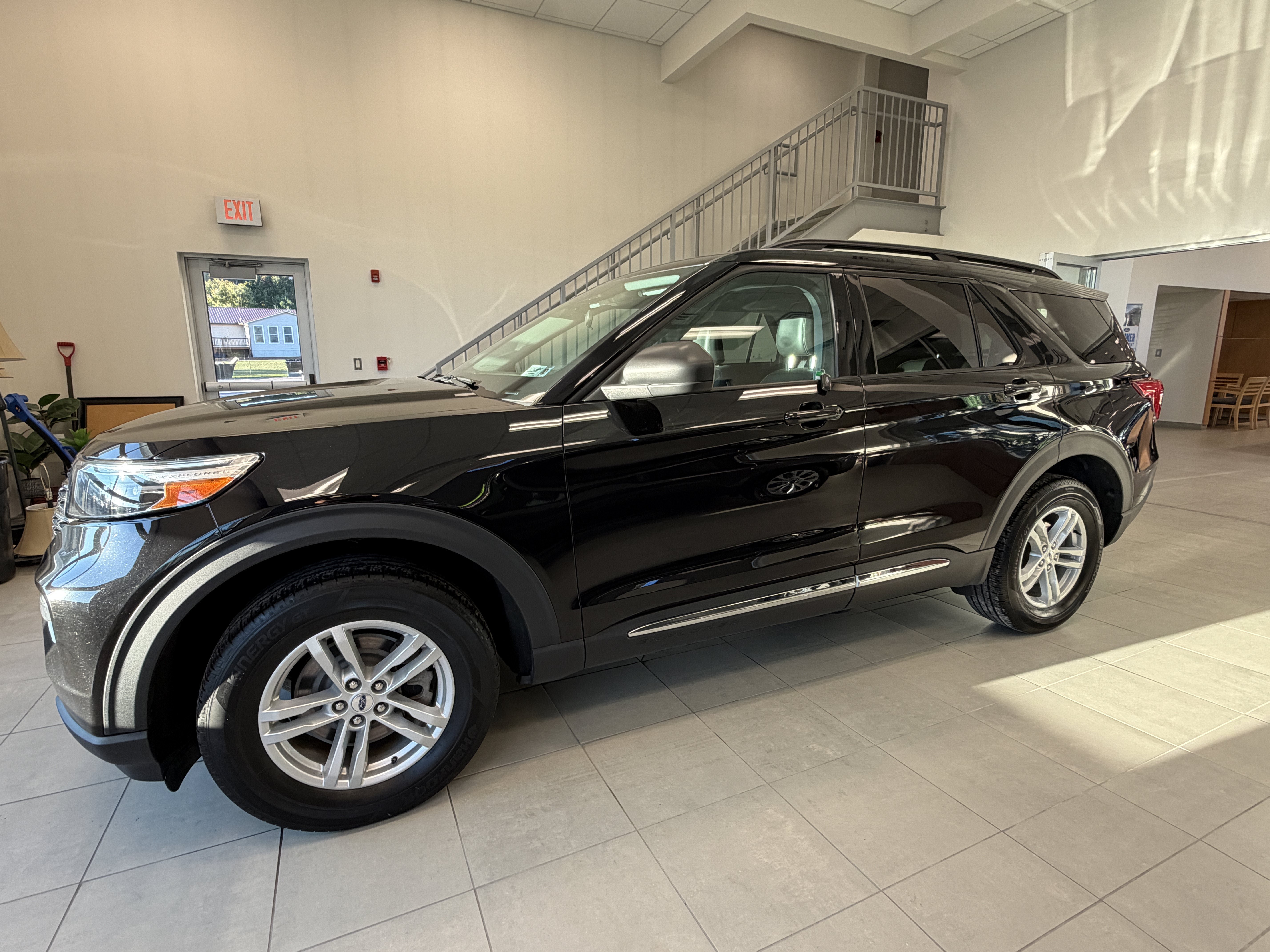 Used 2023 Ford Explorer XLT w/ Equipment Group 202A AWD/4WD image 5