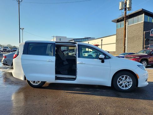 Used 2022 Chrysler Voyager LX image 8