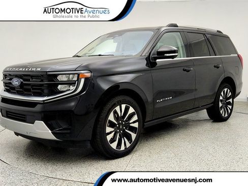 Used 2025 Ford Expedition Platinum w/ Driver's Package AWD/4WD image 1