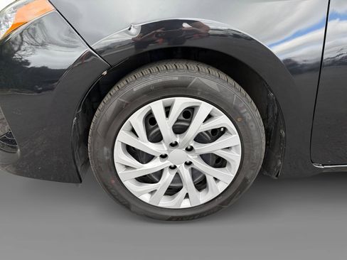 Used 2017 Toyota Corolla LE image 9
