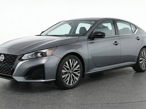 Used 2025 Nissan Altima 2.5 SV image 3
